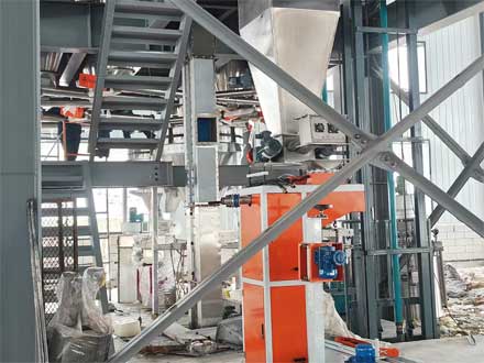 強福機械自動配料形式的預混料生產線安裝現場