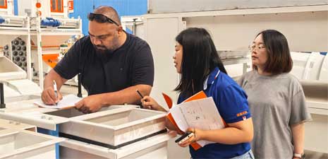 澳大利亞客戶訪問強(qiáng)福機(jī)械購(gòu)買飼料粉料設(shè)備