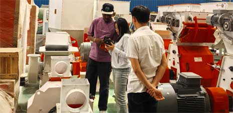 西非客戶訪問(wèn)強(qiáng)福機(jī)械購(gòu)買飼料機(jī)械設(shè)備