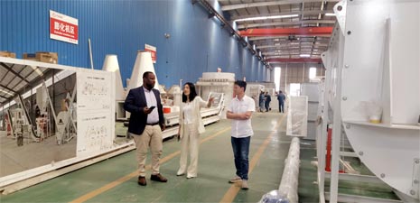 中東客戶訪問(wèn)強(qiáng)福機(jī)械購(gòu)買飼料成套設(shè)備