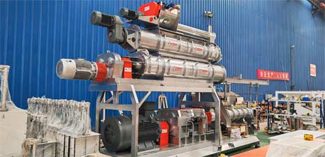 強福機械大型雙螺桿膨化機和烘干機發貨西亞