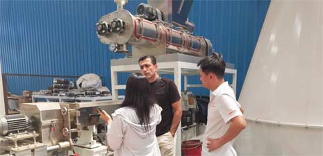 中東客戶訪問強福機械購買膨化飼料機械設備