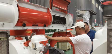 內(nèi)蒙客戶訪問強(qiáng)福機(jī)械購(gòu)買飼料顆粒加工設(shè)備